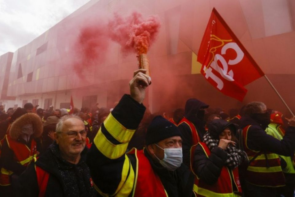 ماكرون يرفض استقبال ممثّلي النقابات والغضب يتراكم بشوارع باريس