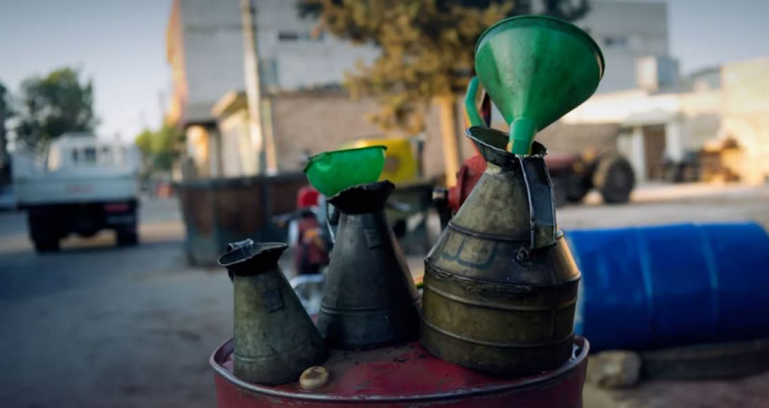 أسعار المشتقات النفطية...  تذبذب مستمر ووعود حكومية وردية؛ متى تتحول الطاقة من أداة إفقار إلى أداة تنمية؟!