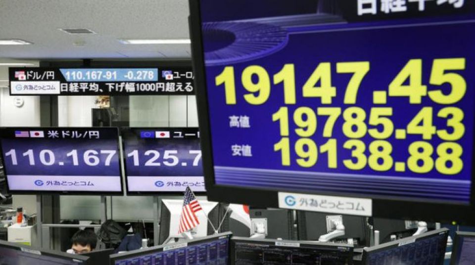 الدولار يهبط لأدنى مستوى منذ أشهر وسط مشكلات تعصف بواشنطن