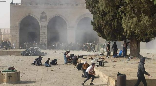 ارتفاع الإصابات الفلسطينية لأكثر من 150 بسبب الاعتداء الصهيوني على الأقصى