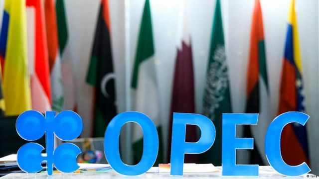 "أوبك +" تخفض الإنتاج 2 مليون برميل يومياً ضد رغبة واشنطن
