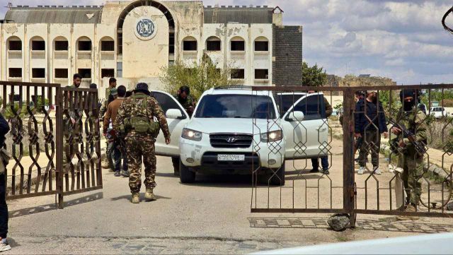 درعا: قوات الدفاع والداخلية تتسلم مراكز اللواء الثامن بعد حل الأخير لنفسه