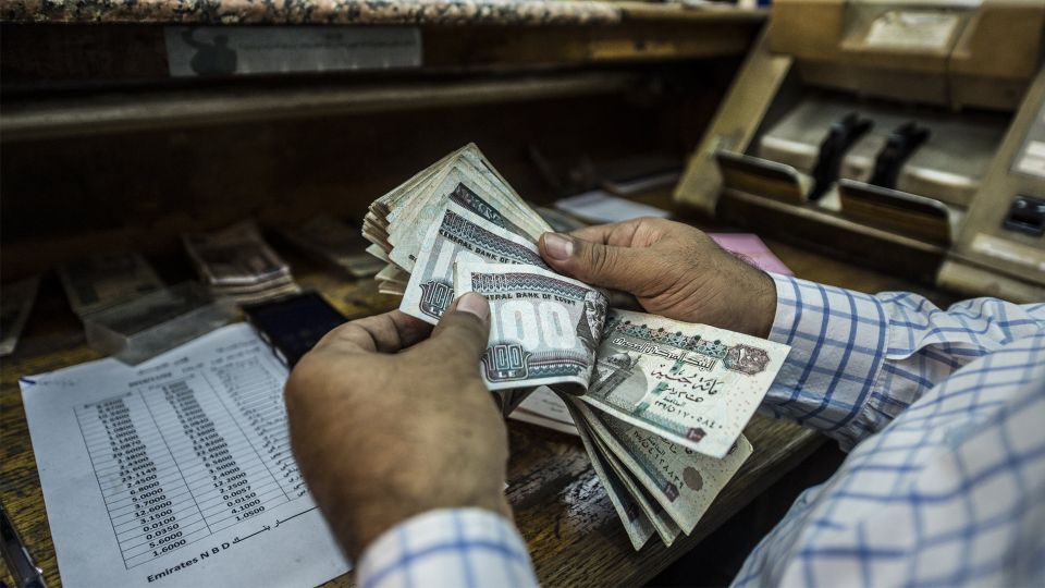 هبوط تاريخي للجنيه المصري أمام الدولار بعد رفع البنك المركزي سعر الفائدة 2%