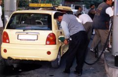 عمال &laquo;الكازيات&raquo; ساعات عمل طويلة بلا أجور!
