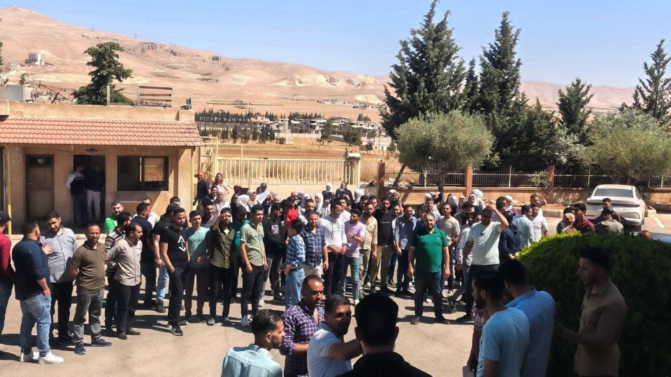 ريف دمشق: وقفة احتجاجية لعمال شركة فارماسير للأدوية للمطالبة بزيادة الأجور